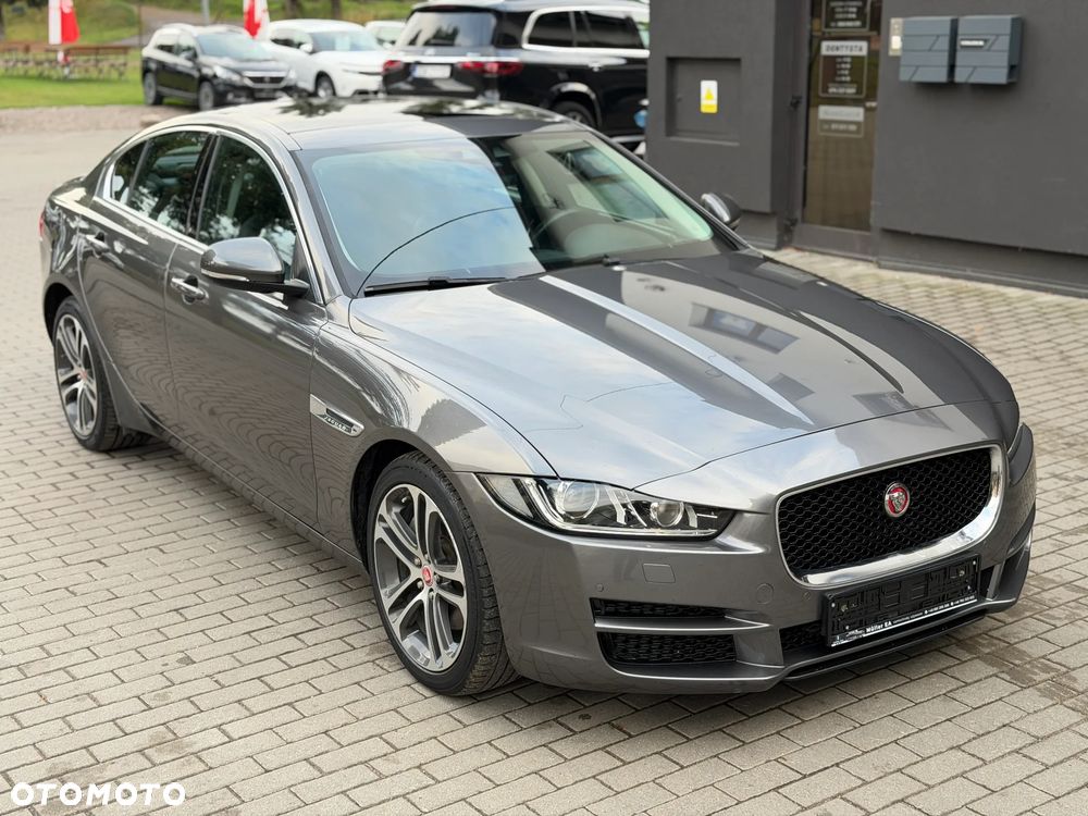 Jaguar XE 2.0 D Portfolio - 8