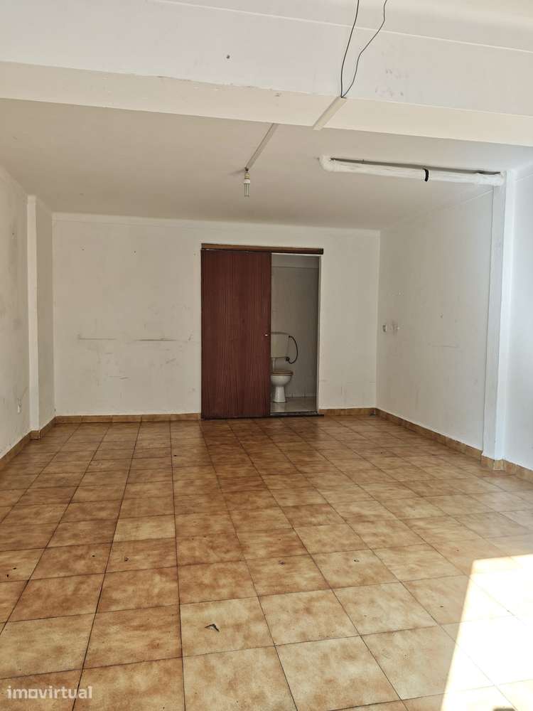 No Pinhal de Marrocos,  garagem com WC com saída para Rua - Grande imagem: 3/5
