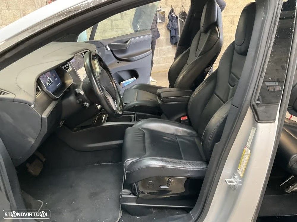 Tesla Model X 90D - 10