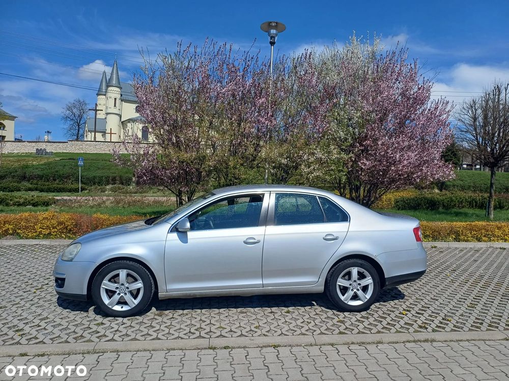 Volkswagen Jetta - 2