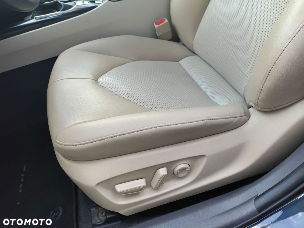 Toyota Camry 2.5 Hybrid Comfort CVT - 12