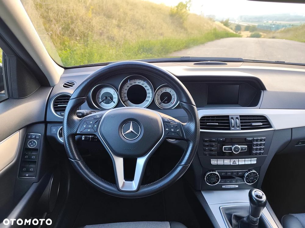 Mercedes-Benz Klasa C 180 CGI BlueEff Avantgarde - 36