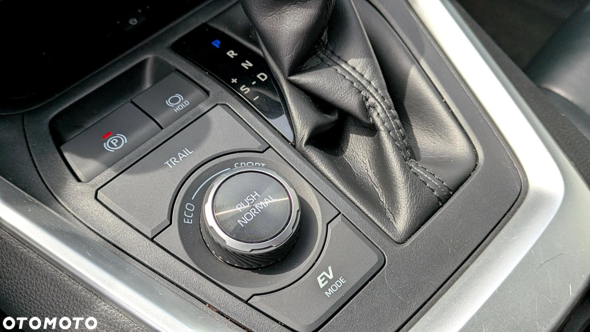 Toyota RAV4 2.5 Hybrid Black Edition by JBL 4x4 - 17