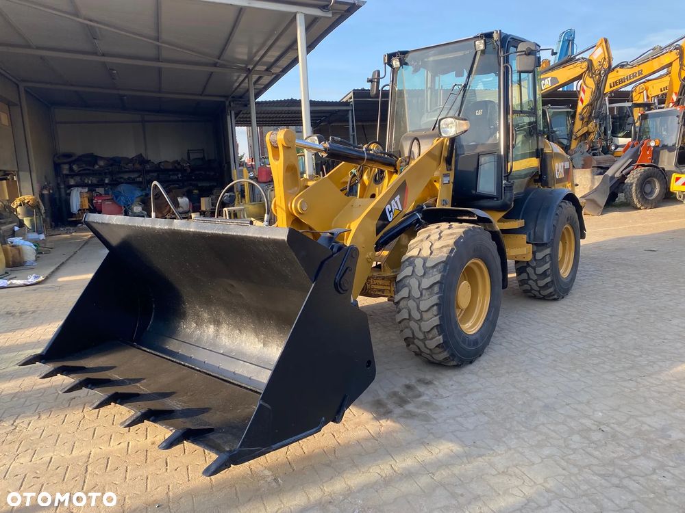 Caterpillar CAT 908M, 2017 ROK, 3900 MTH, ŁYŻKA OTWIERANA + WIDŁY, z NIEMIEC, - 9