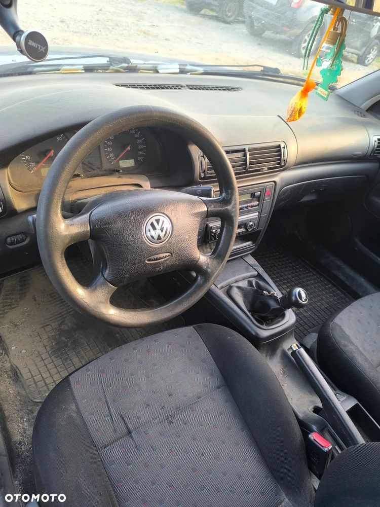 Volkswagen Passat 1.6 - 2