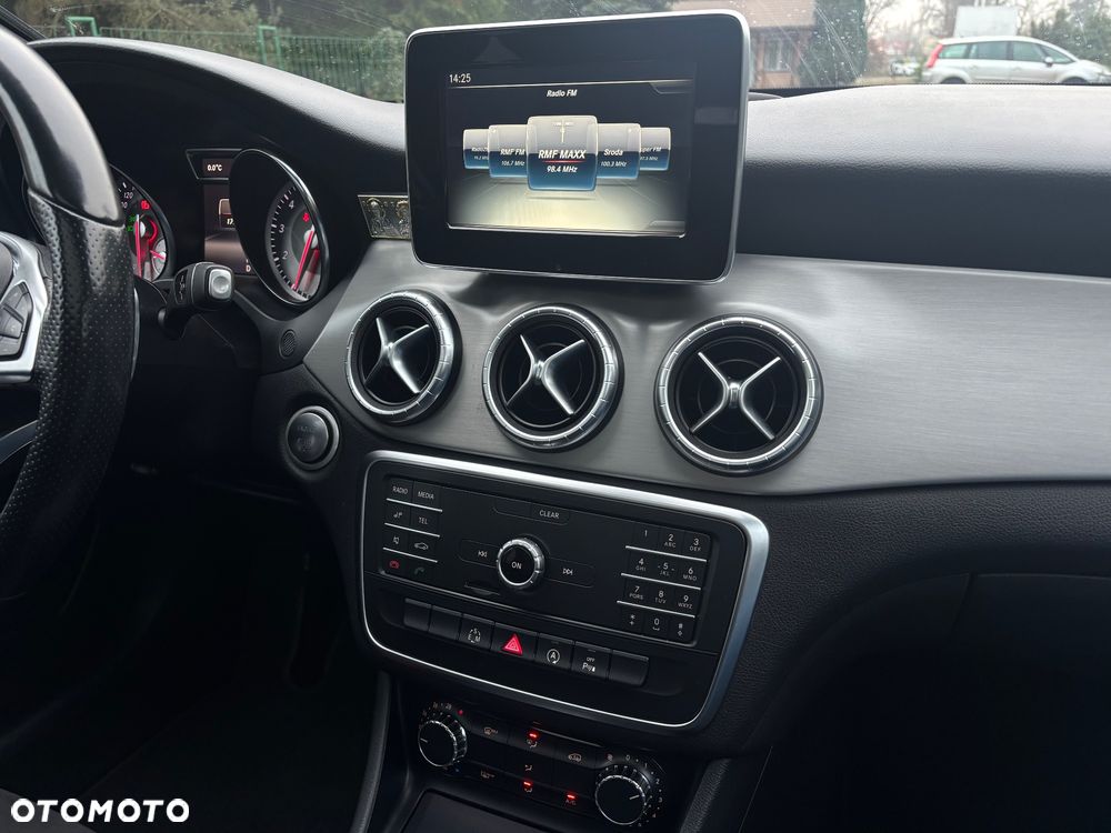 Mercedes-Benz CLA 200 7G-DCT AMG Line - 32