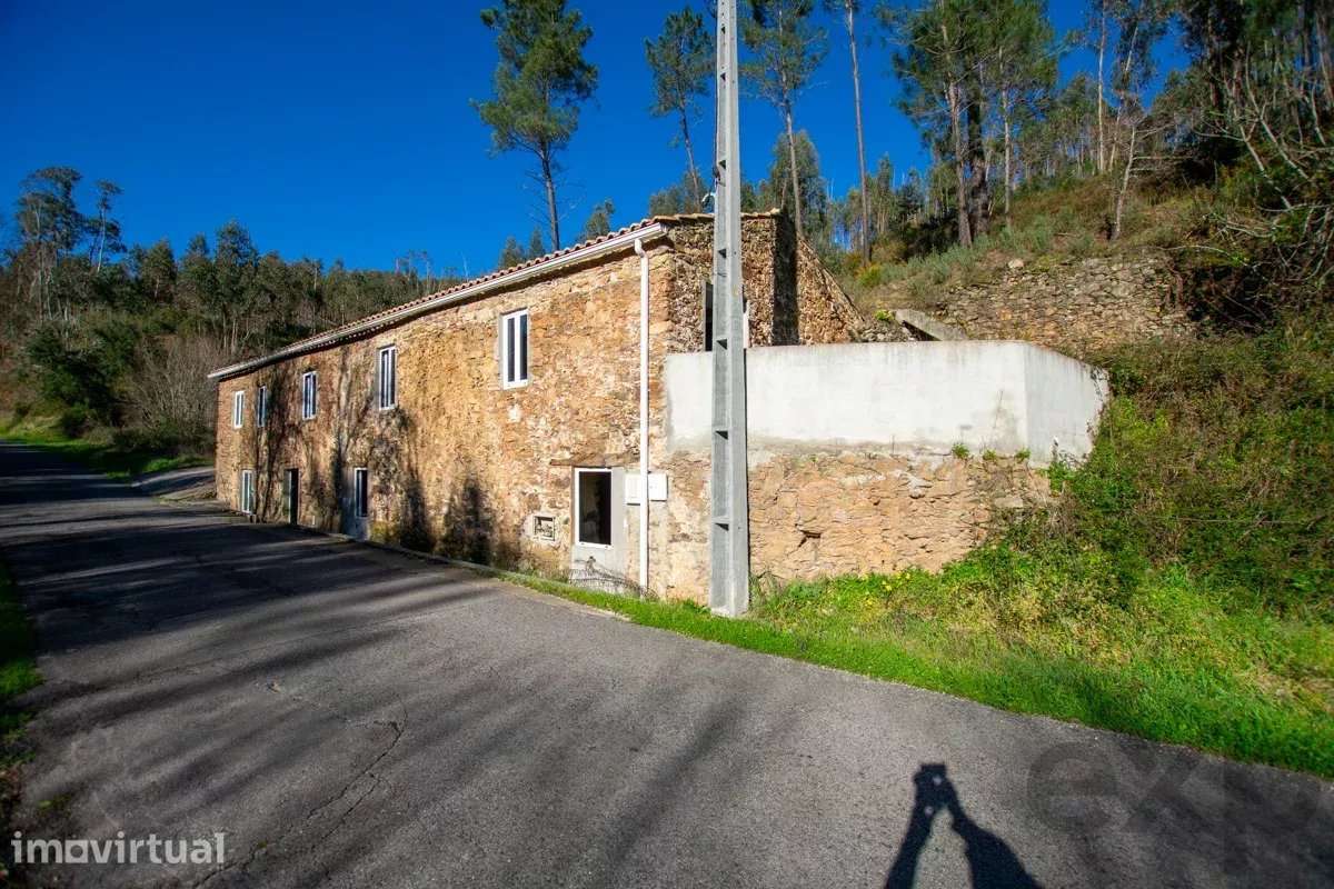 Uma casa de pedra com alma de rio - Grande imagem: 2/34