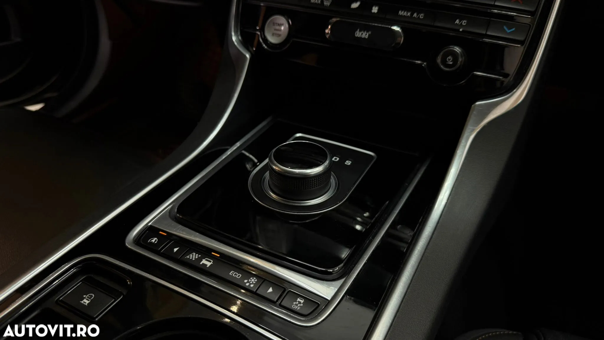 Jaguar XE 2.0 Portfolio - 24
