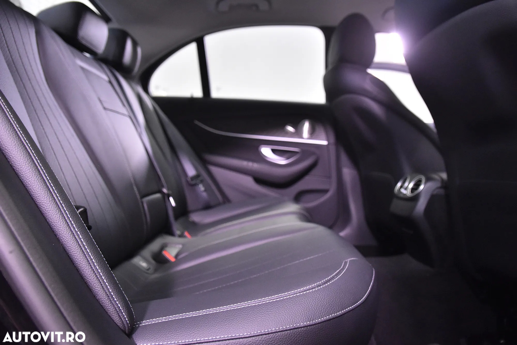 Mercedes-Benz E 300 de Aut. - 12