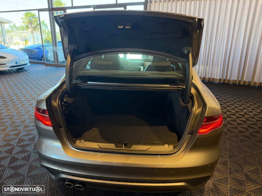 Jaguar XE 2.0 D200 R-Dynamic HSE - 33