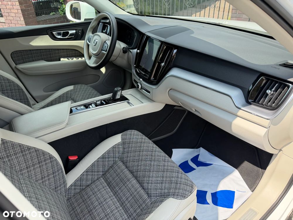 Volvo XC 60 B4 D AWD Momentum Pro - 12