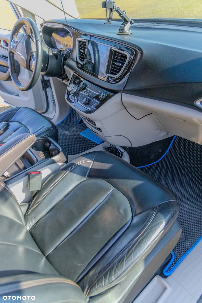 Chrysler Pacifica - 16