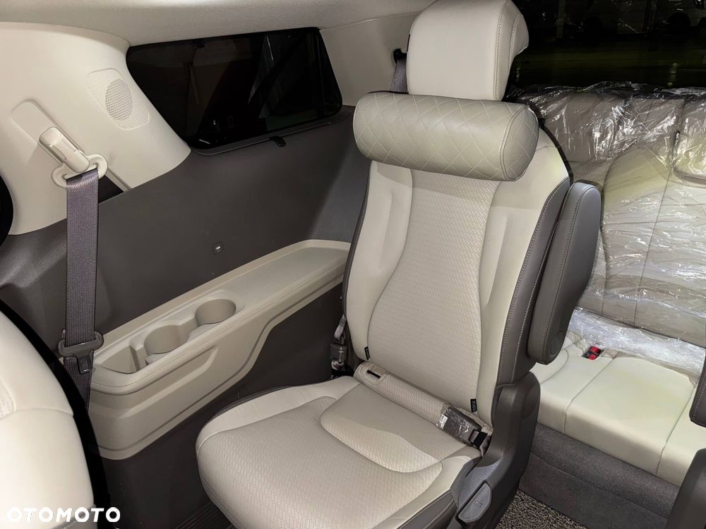 Kia Carnival - 23