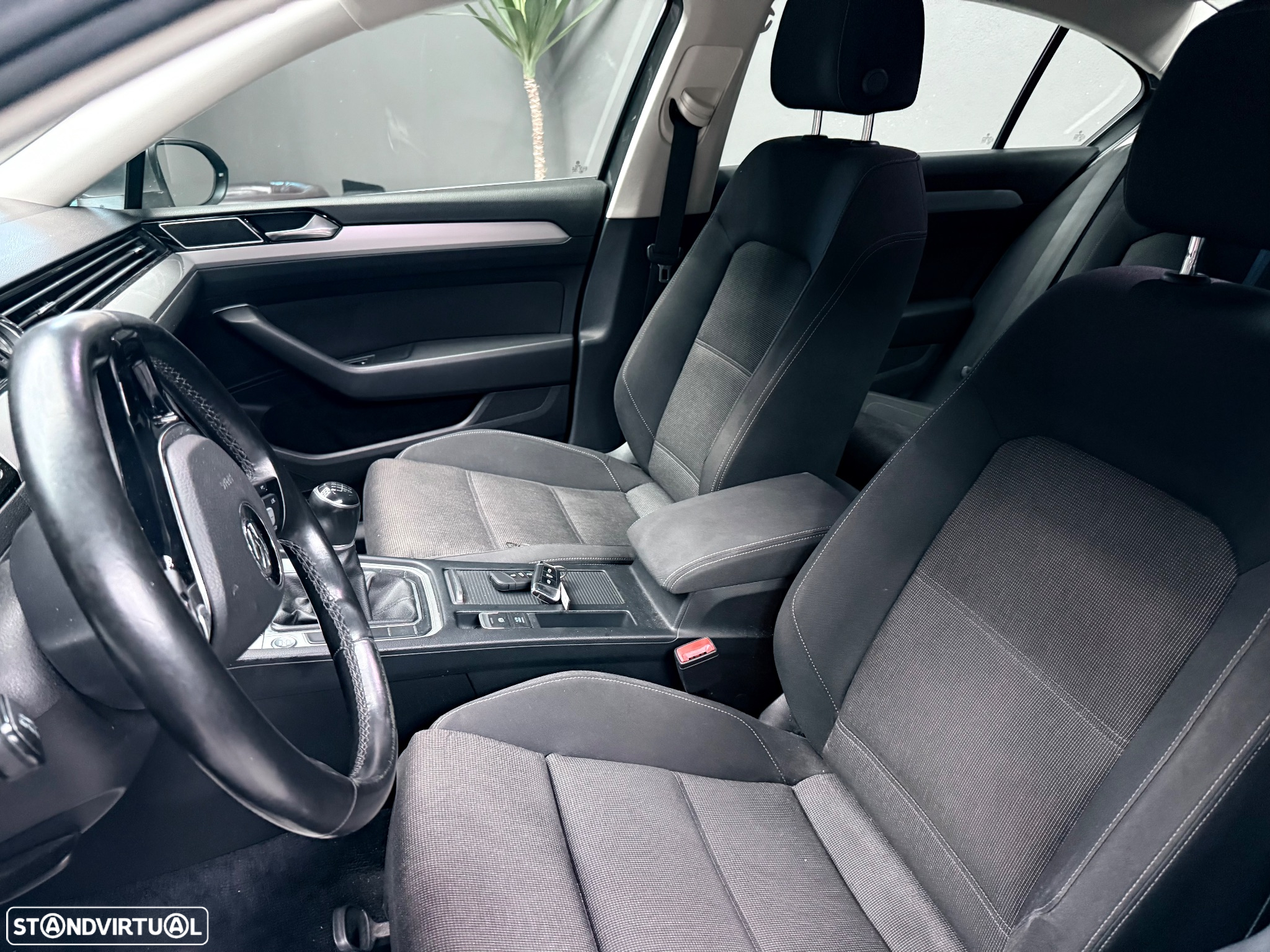 VW Passat 1.6 TDI Highline - 14