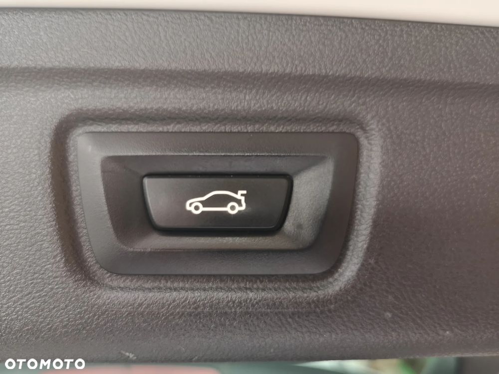 BMW Seria 3 330e PHEV sport - 26