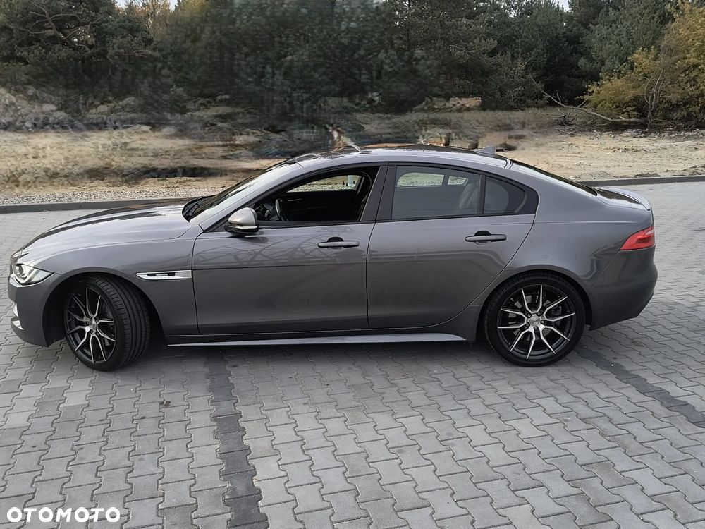 Jaguar XE 2.0 T R-Sport - 11