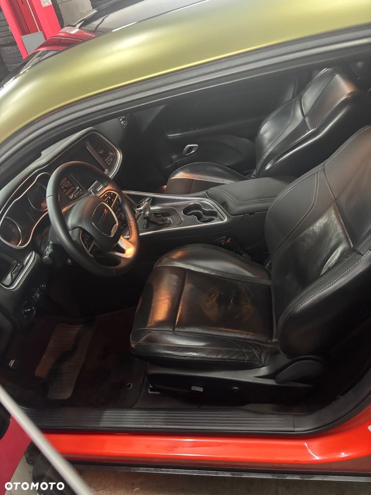 Dodge Challenger - 8