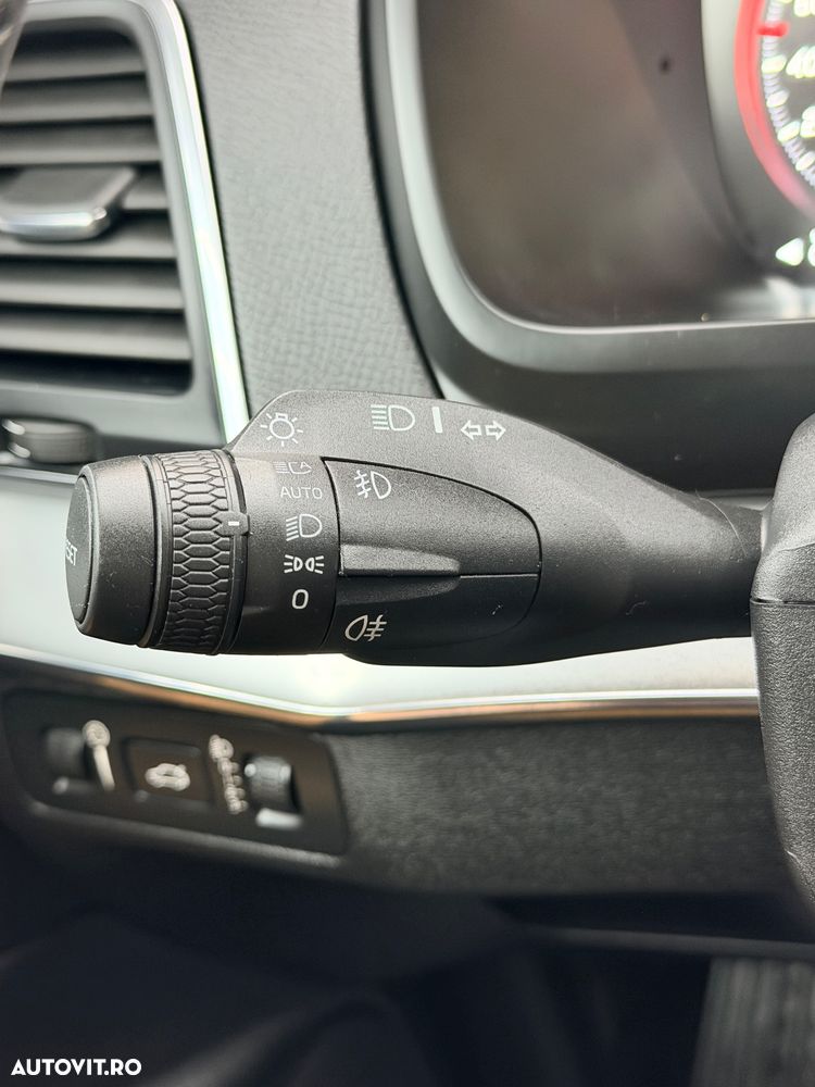 Volvo XC 90 D5 AWD Geartronic Momentum - 31
