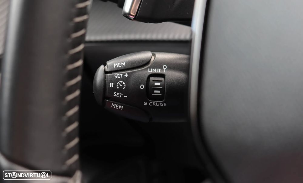 Peugeot 2008 1.2 PureTech Allure EAT8 - 27