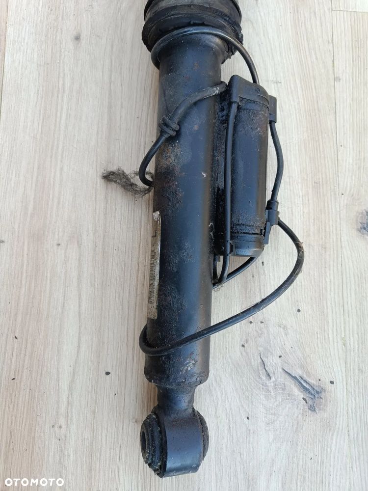 MERCEDES W221 AMORTYZATOR TYLNY LEWY TYŁ WYLANY