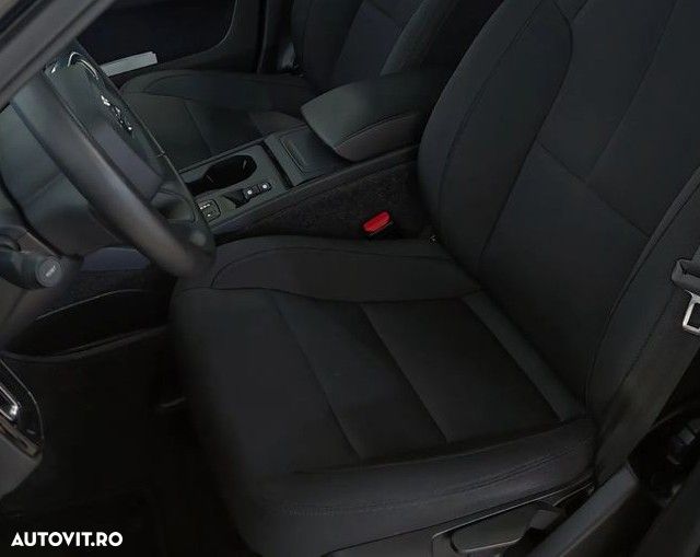 Volvo XC 40 T3 AT8 Momentum Pro - 10