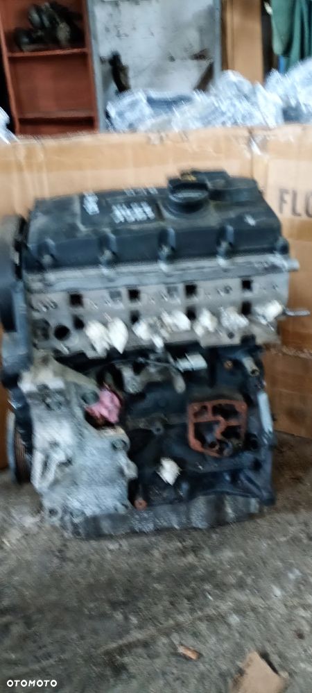 Silnik blok silnika słupek VW Golf V 2.0 TDI BKD - 2