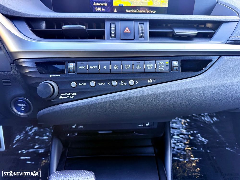 Lexus ES 300h - 19