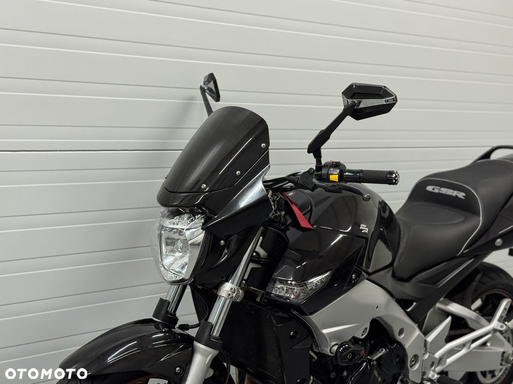 Suzuki GSR - 19