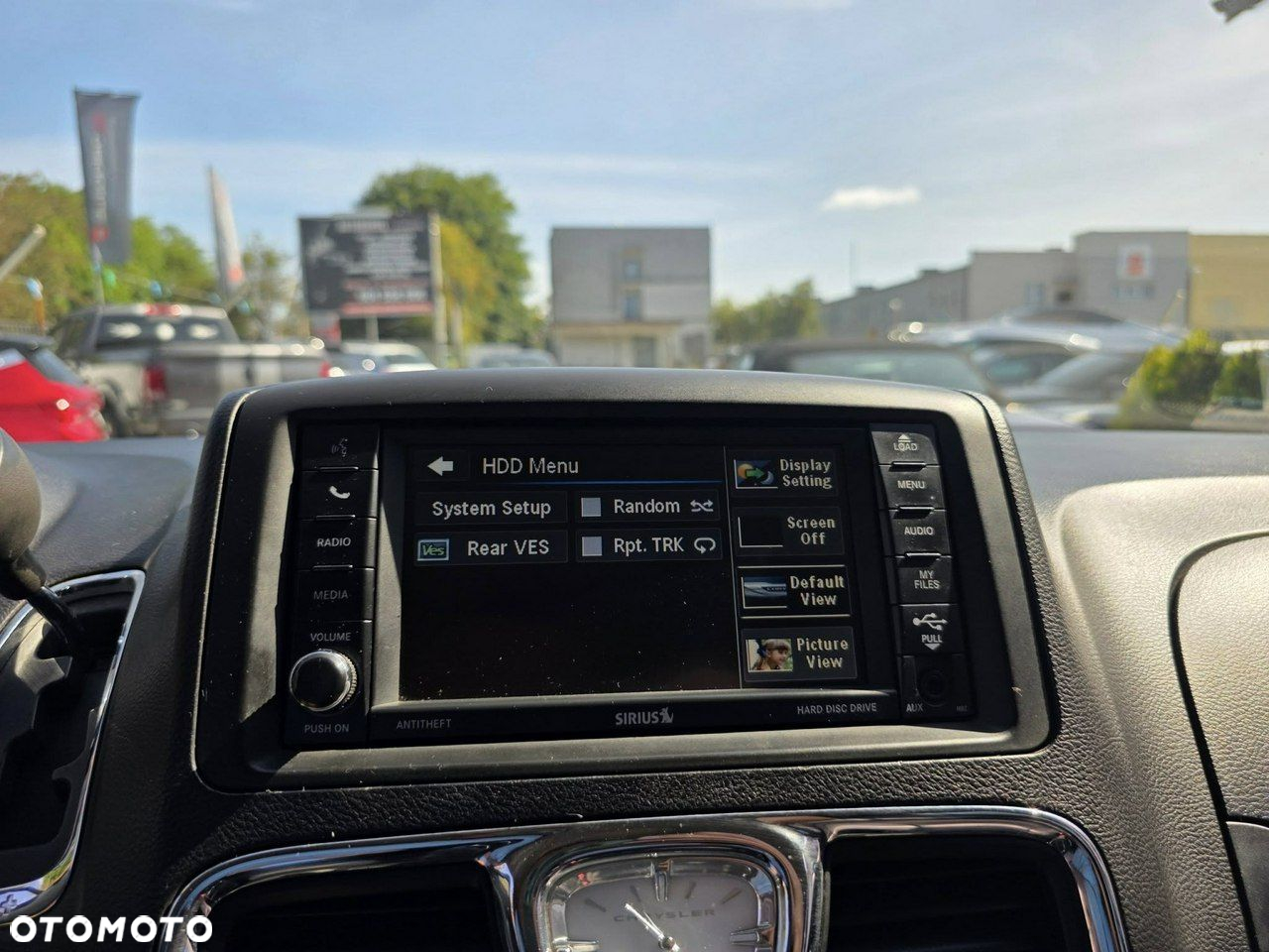 Chrysler Town & Country - 18
