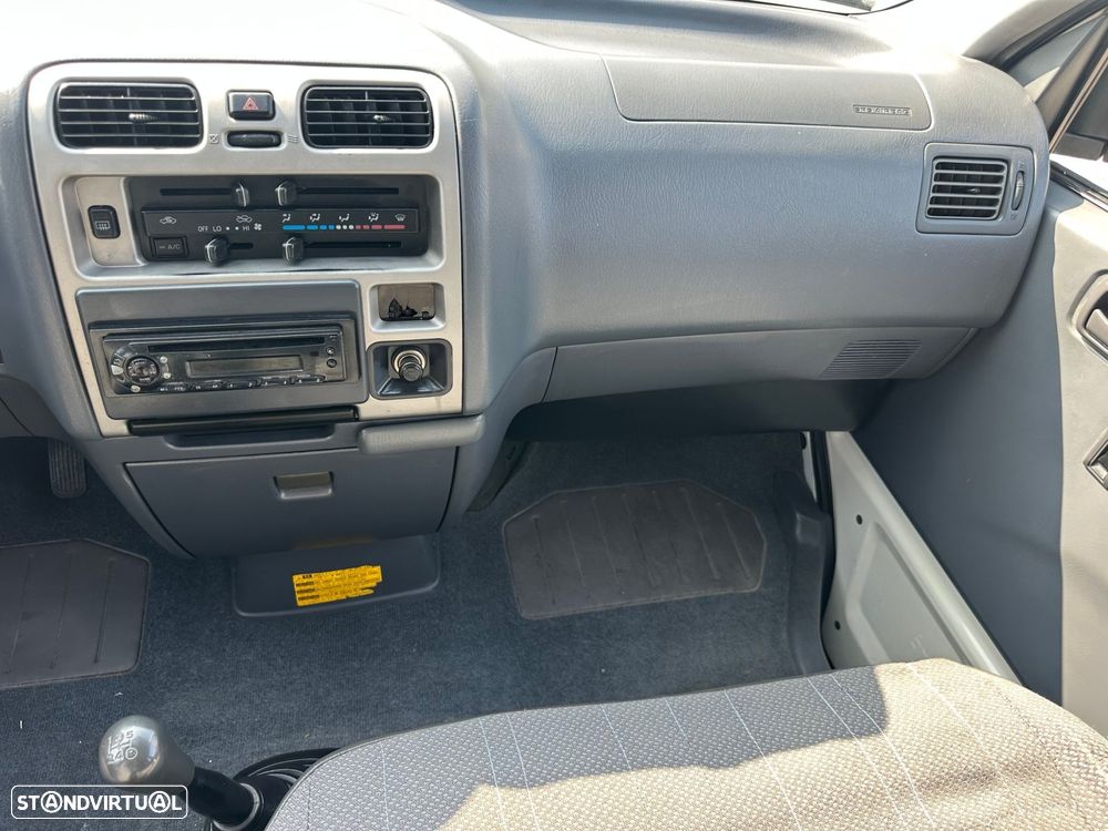 Toyota HiAce 2.5 D-4D Curto 2.8T AC - 12