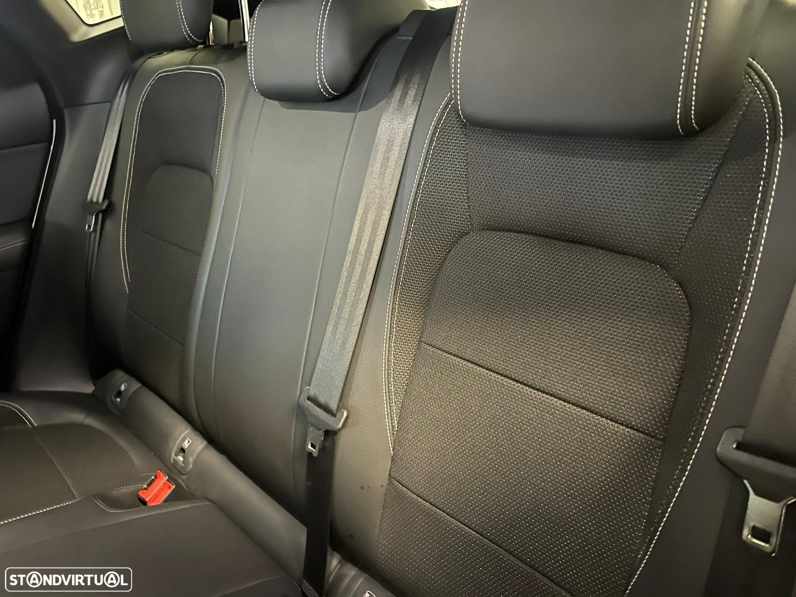 Jaguar E-Pace 2.0 i4D R-Dynamic - 33