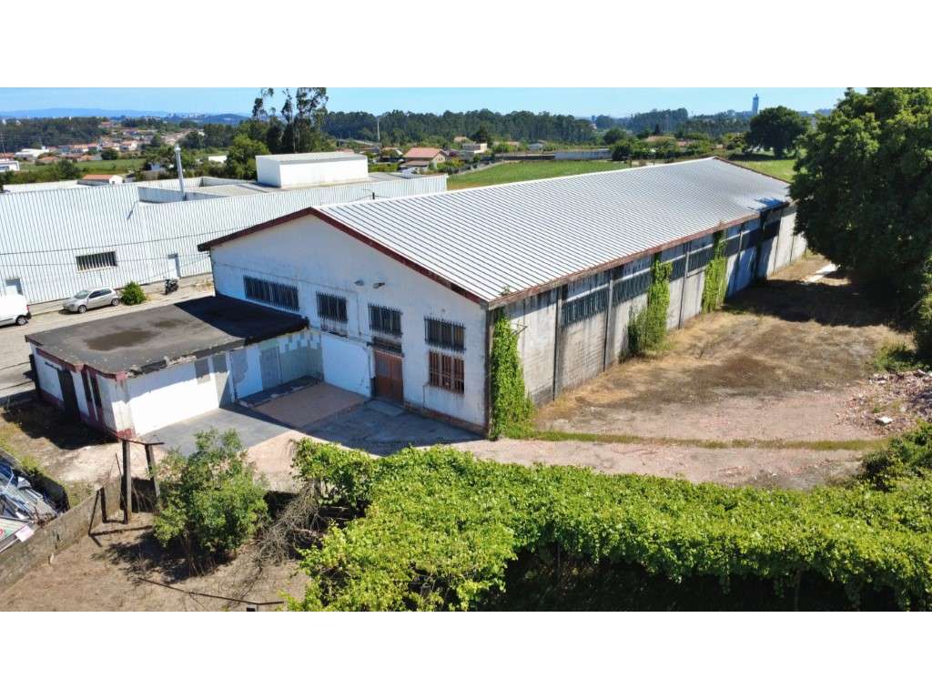 Armazém com enorme potencial no centro do Castêlo da Maia - Grande imagem: 3/5