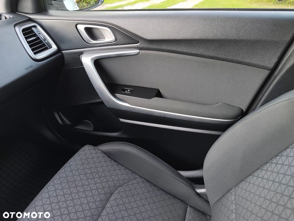 Kia Ceed - 33