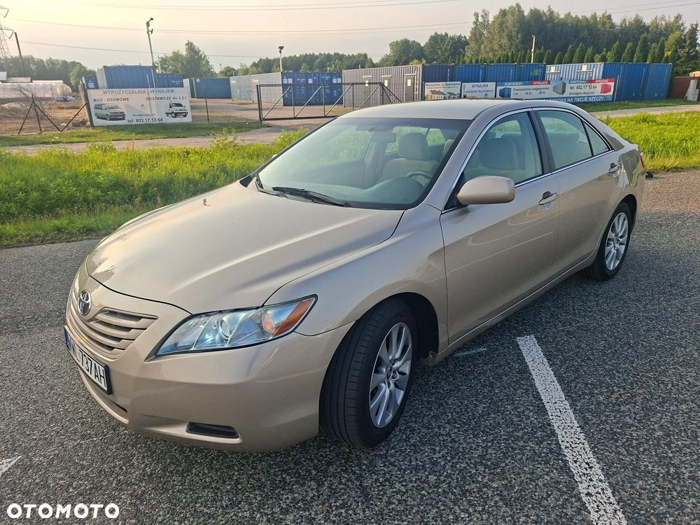 Toyota Camry - 4