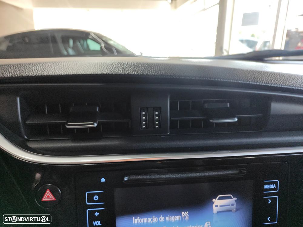 Toyota Auris Touring Sports 1.8 HSD Comfort +P.Techno+P.Sport - 30