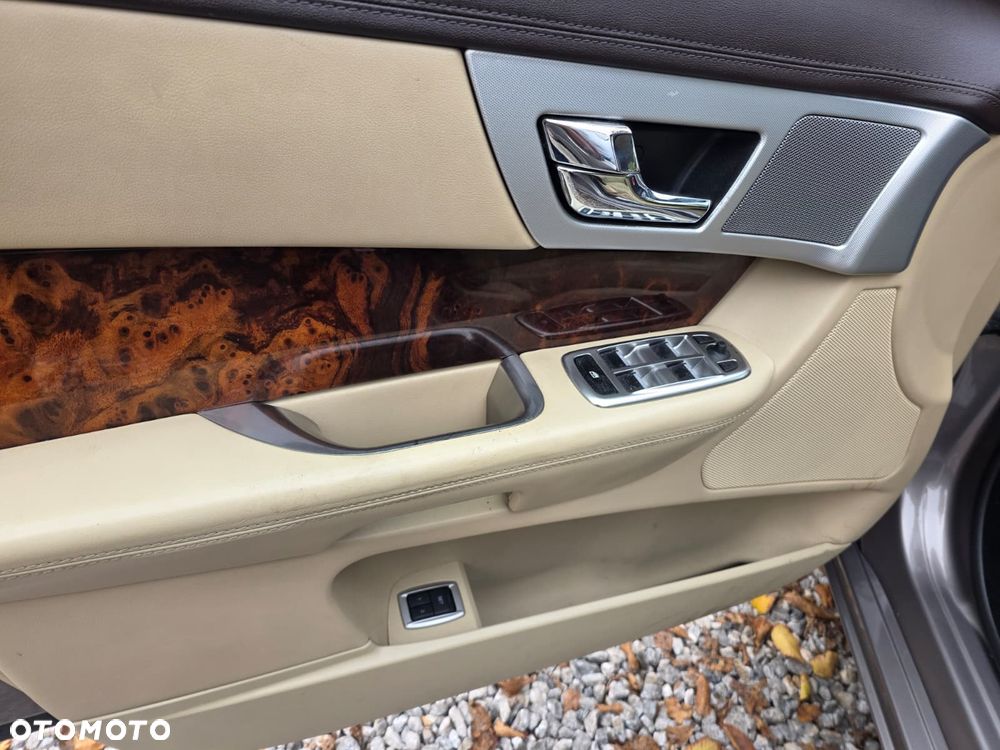 Jaguar XF 3.0 V6 D Luxury - 11