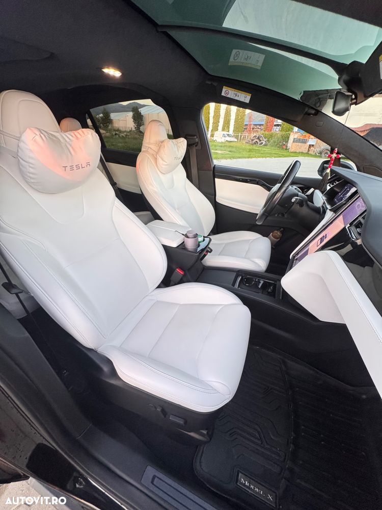 Tesla Model X - 30