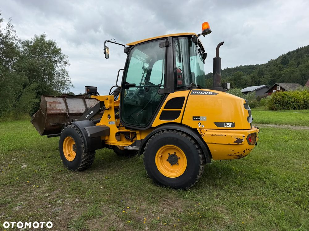 Volvo L25F Ładowarka Kołowa łamana 2015 rok. Jak Nowa! Oryginał łyżka i widły. Mocny silnik 4 cylindry. Zero luzów i wycieków. Aktualne Badania DEKRA BMWT. Wielka Okazja. Maszyna jak nowa z Salonu. 2600 mtg. Pochodzi z Norweskiego urzędu gminy. Dodatkowe linie Hydrauliczne. Szybka wolna Jazda Rewers Hydrostatic. Wersja Norwesk Mocne doświetlenie dodatkowe grzanie. kabina Ogrzewana wentylowana! Zmiana Osprzętu Hydrauliczna! pełne sterowanie z dżojstika! Opony jak Nowe. Podzespoły pomy suche, czytelne tabliczki! OKAZJA - 2