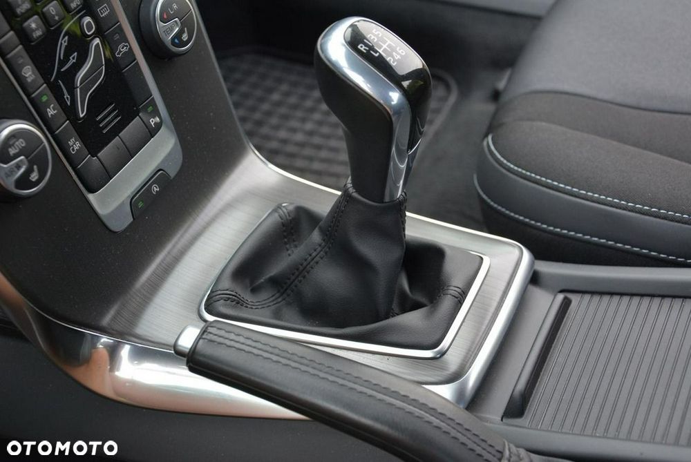 Volvo V40 T4 R-Design Momentum - 26
