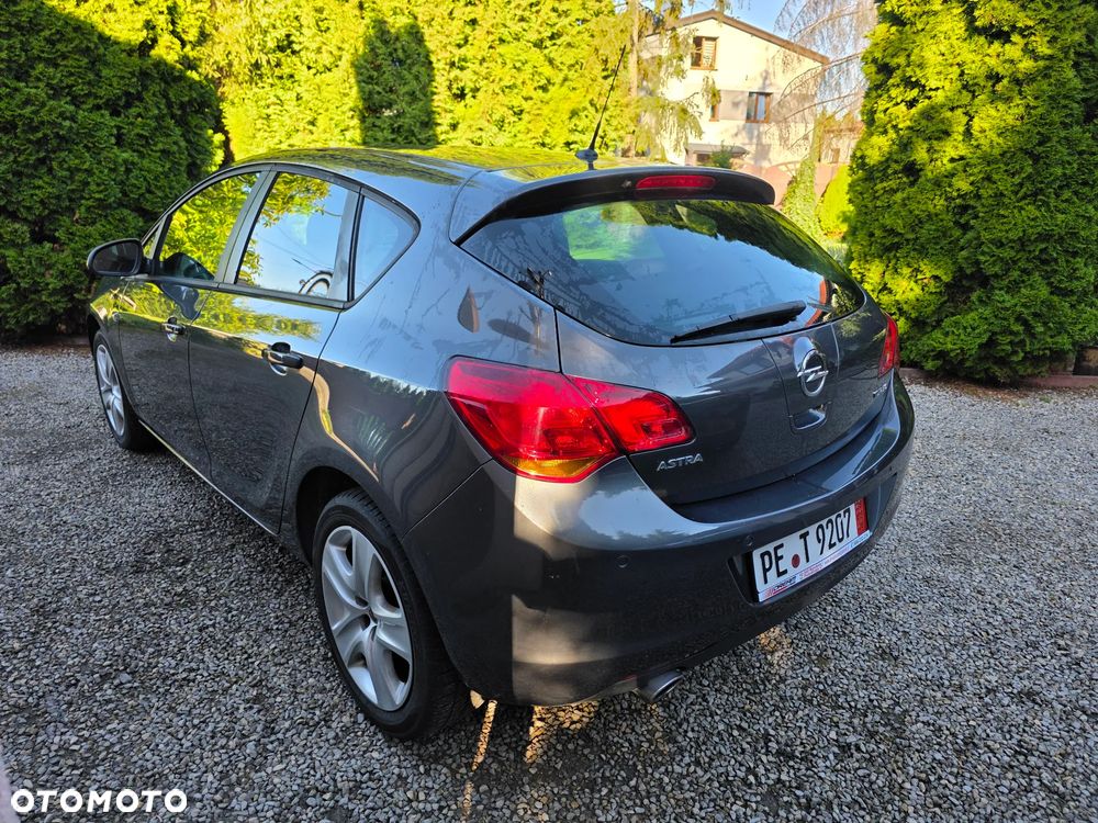 Opel Astra 2011 photo 4