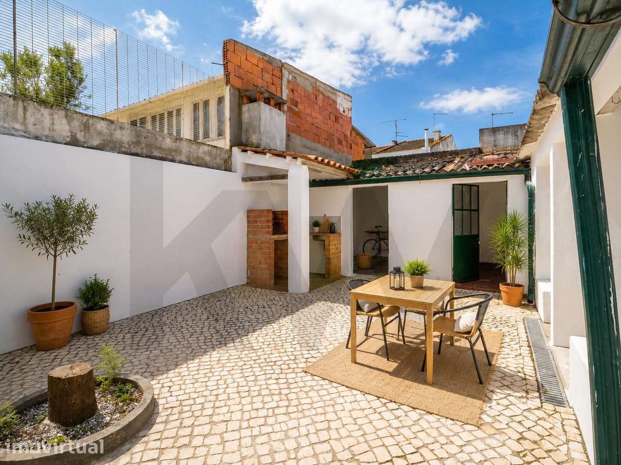 Moradia térrea com quintal, garagem, anexos e enorme potencial no cent - Grande imagem: 3/26