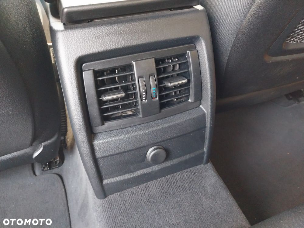 BMW Seria 3 318d Sport Line - 24