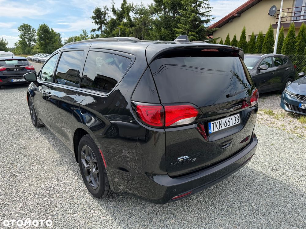 Chrysler Pacifica - 4