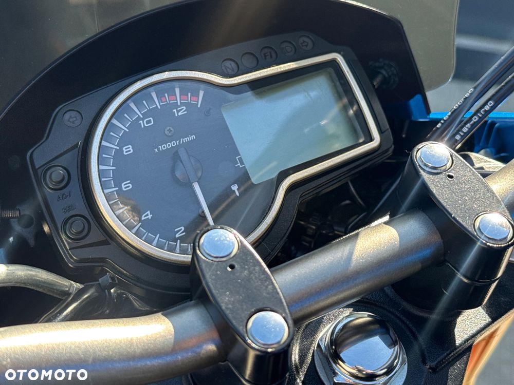 Suzuki GSR - 32