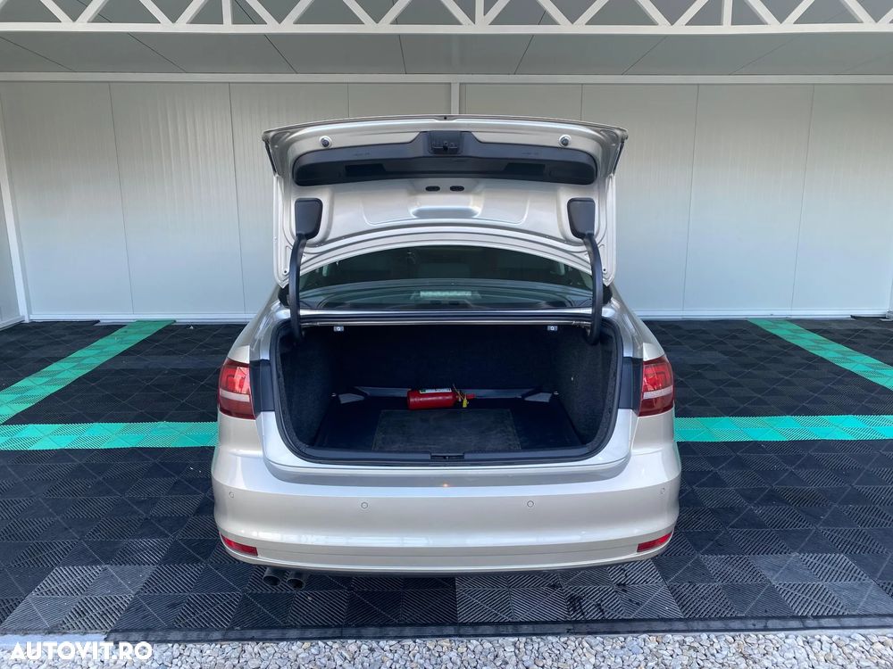 Volkswagen Jetta - 12