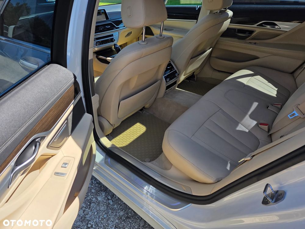 BMW Seria 7 740Li Edition Exclusive - 17