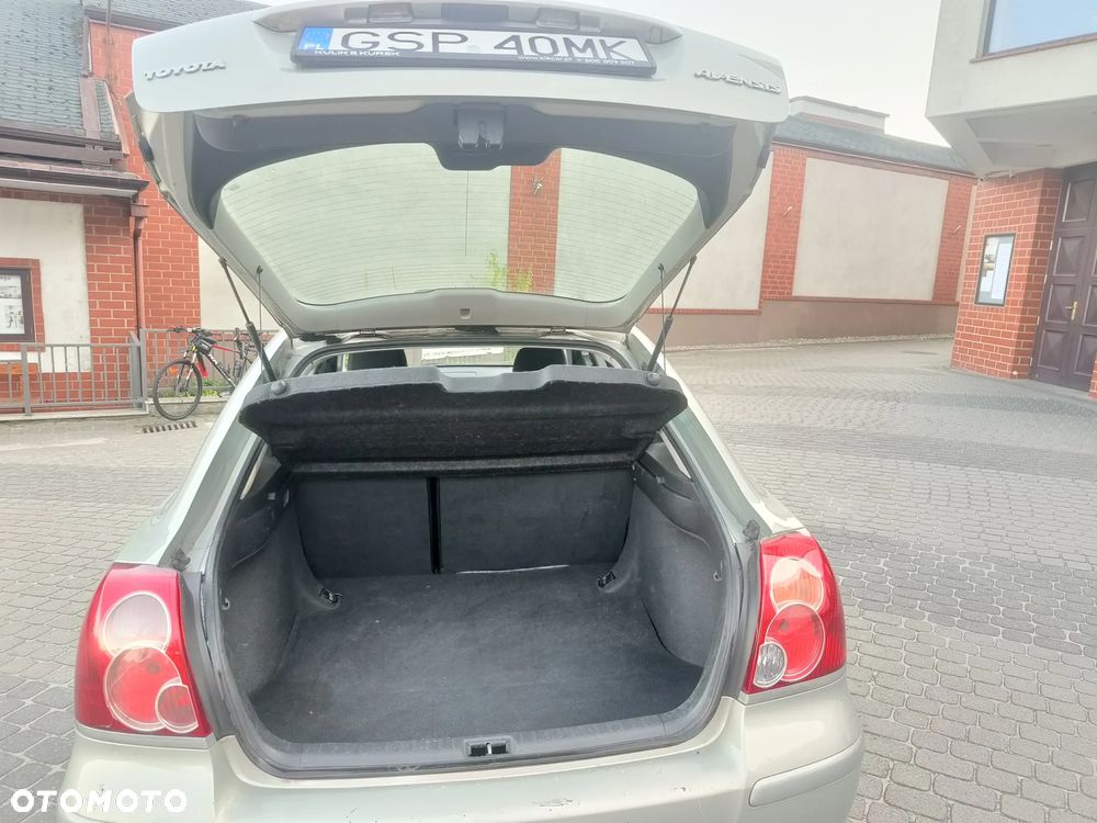 Toyota Avensis 1.8 VVT-i Luna - 17
