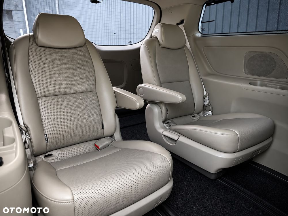Kia Carnival - 17
