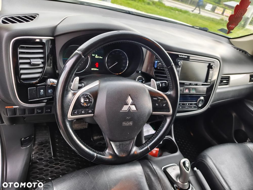 Mitsubishi Outlander Instyle NAVI + - 14