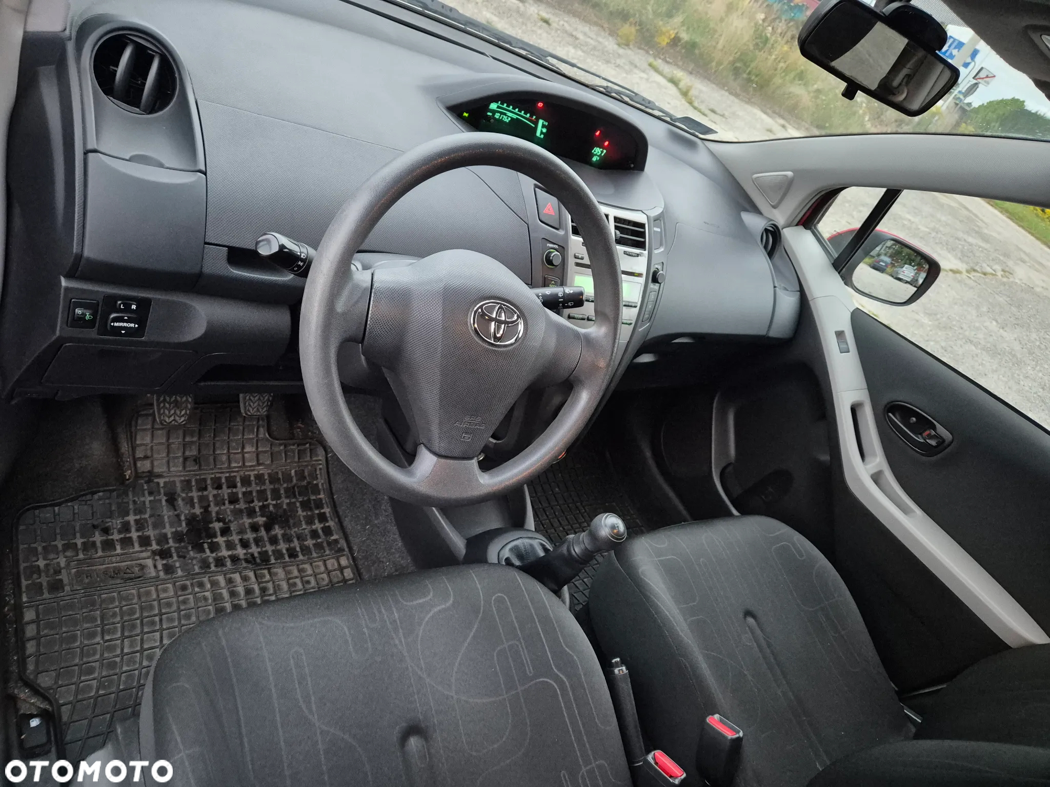 Toyota Yaris 1.0 Terra - 11
